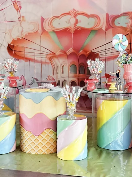 Espaço de festa da Nicolândia decorado com tema de doces, sorvetes e pirulitos